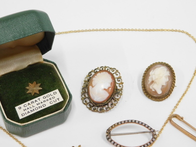 9ct gold and other jewellery, comprising a 9ct gold bark effect bar brooch, 3.5cm wide, a 9ct gold tie pin, and various other unmarked or plated jewellery, comprising two cameo brooches, seed pearl bar brooch, pendant and chain, smoky quartz pendant, etc. - 3