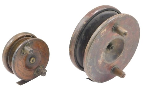 Two vintage wooden fishing reels, 13cm and 8cm diameter.