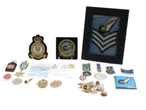 Royal Airforce memorabilia, collectors coins and badges, Royal Yachting Association Club badges, a Air Raid Precaution Royal Airforce badge, a Pobjoy Mint Bomber Command medal, sleeves, etc. (1 tray)