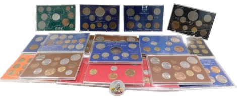 Various coin packs, comprising Coinage of Great Britain, Complete Decimal Issue The First Issue (4), 1970 coin pack, commemorative coin in later box, etc. (approx 19)