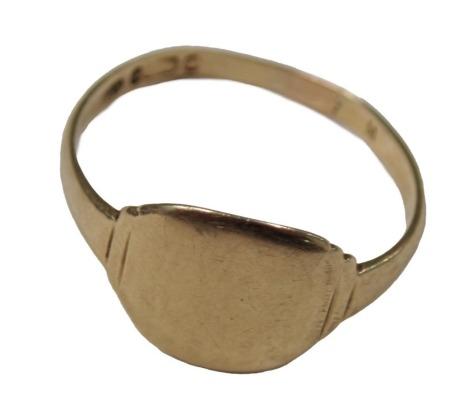 A 9ct gold signet ring, the oval shield of plain design, ring size W½, hallmarks rubbed, 3g.