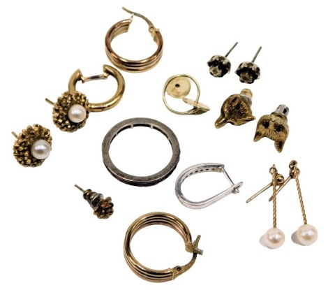 A group of 9ct gold and other jewellery, comprising a pair of 9ct gold bicolour hoop earrings, a pair of 9ct gold and cultured pearl stud earrings, various plated earrings, pair of gold coloured fox head studs, silver dress ring, etc., 4.6g all in.