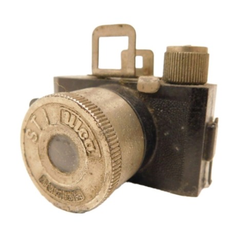 A Ulco ST1 miniature Bakelite camera, 5.5cm wide.