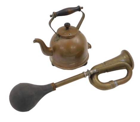 A vintage car style brass horn, and a copper kettle with ebonised handle.