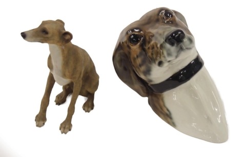 A Leonardo collection painted resin grey hound, 13cm high, and a wall mounted grey hound bust, 15cm high.