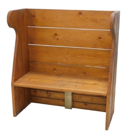 A planked pine settle or bench, with shaped end supports, 117cm wide.