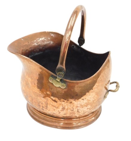 A copper coal scuttle, with swing handle design, 23cm high.