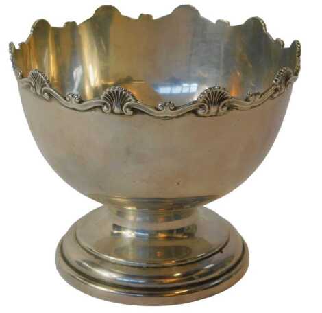 An Edward VII silver footed bowl, with a shell and scroll work border, Henry Williamson Ltd, Birmingham 1906, 8cm high, 4.09oz.