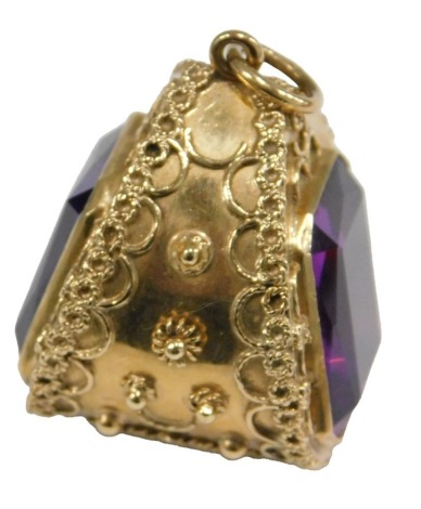 A bag shaped pendant, set with a rectangular cut amethyst, and an alexandrite corundum, with filigree work, on a ring suspension, bears indistinct marks, 18.1g.