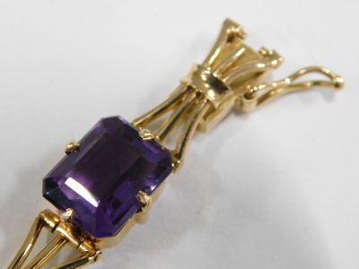 An amethyst seven stone bracelet, in yellow metal, the stone interspersed with tied bows, on a snap clasp, unmarked, 16.8g. - 3