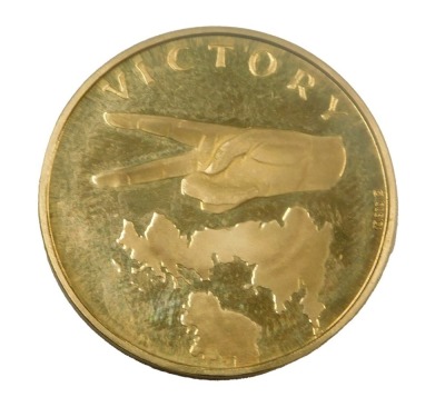 A yellow metal Winston Churchill 1965 commemorative medallion, stamped 0.900, 7.9g.