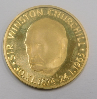 A yellow metal Winston Churchill 1965 commemorative medallion, stamped 0.900, 7.9g. - 2