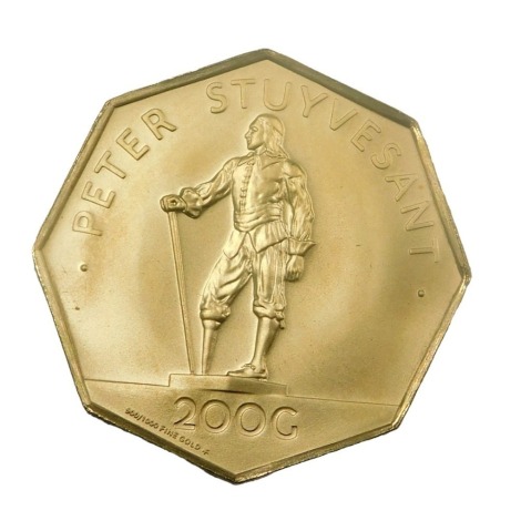 A Dutch yellow metal commemorative coin for 1977, the reverse titled 'Peter Stuyvesant', stamped 200G for 200 guilders, 900/1000 fine gold, 8.0g.