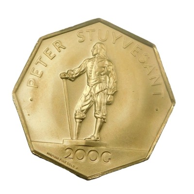 A Dutch yellow metal commemorative coin for 1977, the reverse titled 'Peter Stuyvesant', stamped 200G for 200 guilders, 900/1000 fine gold, 8.0g.