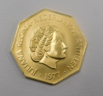 A Dutch yellow metal commemorative coin for 1977, the reverse titled 'Peter Stuyvesant', stamped 200G for 200 guilders, 900/1000 fine gold, 8.0g. - 2