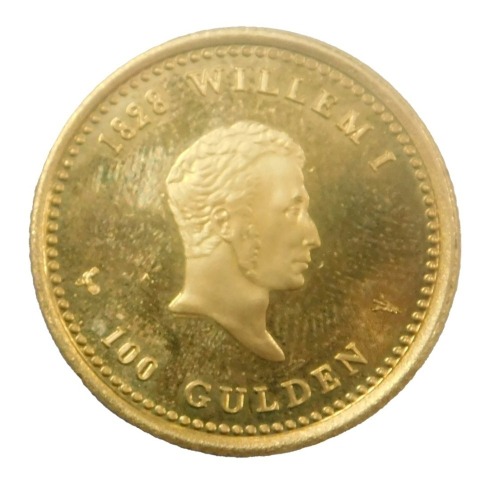 An 1828 William I one hundred guilder yellow metal commemorative coin, the reverse with Queen Juliana 1978, umarked, 6.7g.