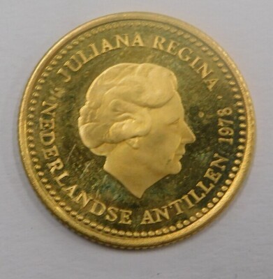 An 1828 William I one hundred guilder yellow metal commemorative coin, the reverse with Queen Juliana 1978, umarked, 6.7g. - 2