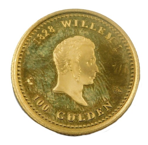 An 1828 William I one hundred guilder yellow metal commemorative coin, the reverse with Queen Juliana 1978, umarked, 6.7g.