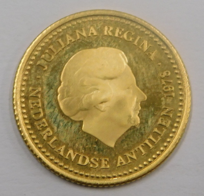 An 1828 William I one hundred guilder yellow metal commemorative coin, the reverse with Queen Juliana 1978, umarked, 6.7g. - 2