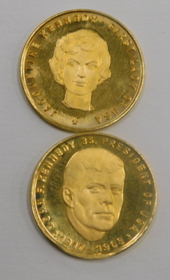 A John F Kennedy 35th President of the USA 1917-1963 yellow metal medallion, stamped 986, and another, similar Jacqueline Kennedy First Lady of the USA, also stamped 986, 7.1g overall. - 2