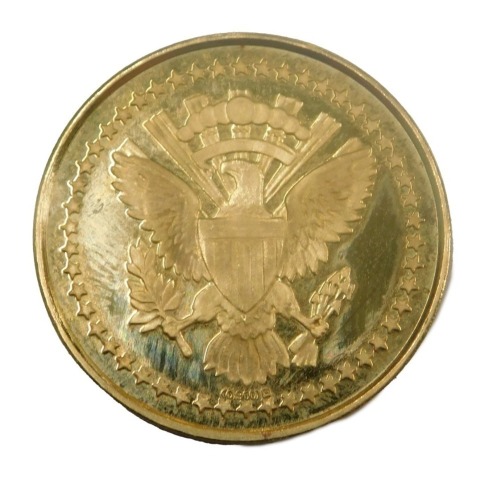 A John F Kennedy President of the USA commemorative yellow metal medallion, stamped 0.900, 7.6g.