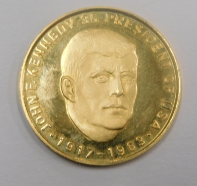 A John F Kennedy President of the USA commemorative yellow metal medallion, stamped 0.900, 7.6g. - 2