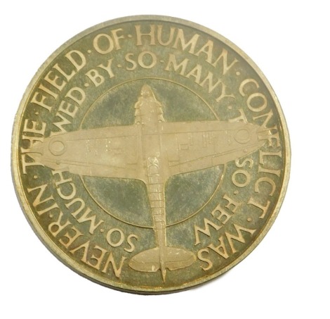 An 18ct gold medallion to commemorate the 25 years of the Battle of Britain, 17.9g, with box and certificate.