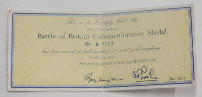 An 18ct gold medallion to commemorate the 25 years of the Battle of Britain, 17.9g, with box and certificate. - 3