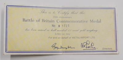 An 18ct gold medallion to commemorate the 25 years of the Battle of Britain, 17.9g, with box and certificate. - 3