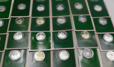 Sixty three John Pinches silver medallions, the Mountbatten Medallic History of Great Britain and The Sea series, mainly mounted in green card. - 4