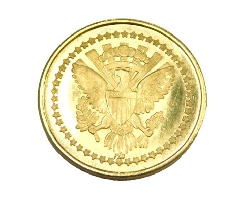 A small American coin to commemorate John F Kennedy The 35th President of the USA 1917-1963, stamped 750, 2g.