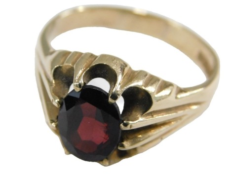 A 9ct gold and garnet signet ring, in claw setting, size S½, 5.6g.