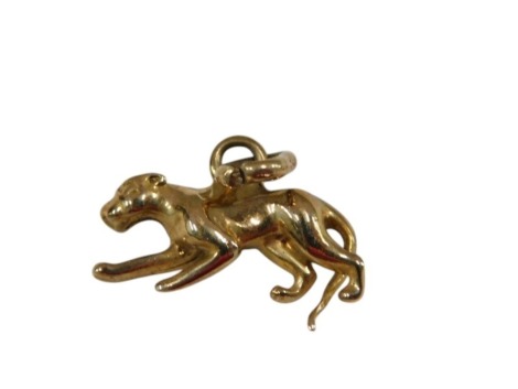 A panther pendant, yellow metal, stamped 9k, 1.7g.