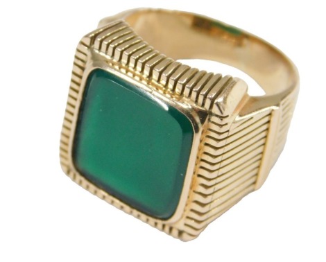 A green agate signet ring, square cut, in a square table, with fluted shoulders, yellow metal unmarked, size R, 19.7g.