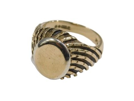 A 9ct gold gentleman's signet ring, with an oval table above channelled shoulders, size P, 6.5g.