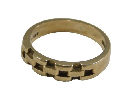 A 9ct gold band, with a partial raised brick design, size M, 3.1g.