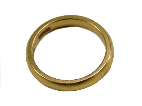 A 22ct gold wedding band, size J½, 4.6g.