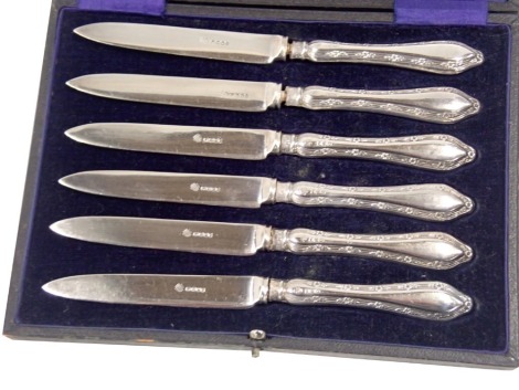 A George V cased set of six silver handled butter knives, each with stainless steel blade, Sheffield 1945.