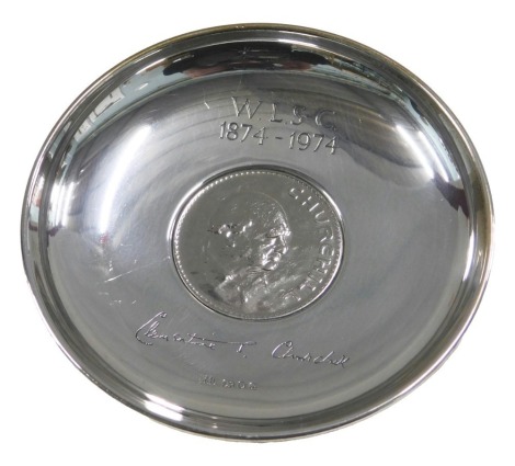 An Elizabeth II Winston Churchill Centenary commemorative dish, inset with a Churchill crown and engraved with his initials and signature, London 1975, 2.34oz, 10cm diameter, in fitted box.