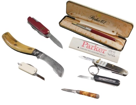 A hunting knife, the blade stamped W Saynor, Sheffield, other pocket knives, and a Parker 61 pen.