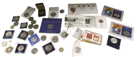 A large quantity of Elizabeth II Silver Jubilee and other crowns, commemorative coins, etc.