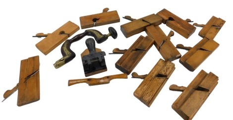 A group of woodworking related items, to include Greaves & Sons Sheffield brace, various moulding planes, etc. (1 tray)