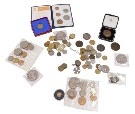 A quantity of coins, to include a small gold coin, Continental coins, one mounted as a pendant, etc., a 1910-1935 Coronation medal, and a Peace medal.