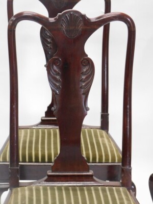 A set of five mahogany dining chairs in Queen Anne style, each with shell carved solid splat, drop in seat, on cabriole legs with pad feet. - 2