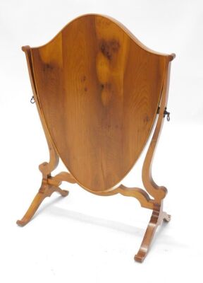 A yew shield shaped dressing table mirror, on splayed legs, 38cm wide. - 2