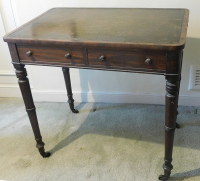 A George IV mahogany small writing table, the rectangular top with a leather inset and rounded corners, above two frieze drawers, on turned legs with brass castors, in the manner of Gillows. - 3