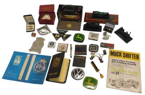 Railway and motoring related ephemera, including a Caterpillar Earth Mover Performance Handbook, an RAC Welcome Pack with badge, a quartz mantel clock, VW badge, etc. (1 tray)