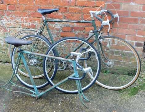 A FJ Sanders time trial bike, in green trim, with two additional wheels, together with a Curly Hetchins bicycle frame, in green, lacking wheels, frame no. J77-66.