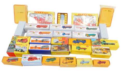 Atlas Edition Dinky Toys, including 432 Guy Warrior flat truck, 413 Austin covered wagon, 412 Austin wagon, 588 Plateau Brasseur Berliet, 435 Bedford TK tipper, 901 Foden diesel eight wheel wagon, etc. (1 tray)