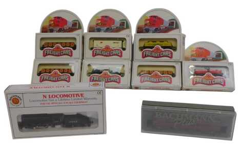 Bachmann N gauge locomotive and rolling stock, including 50552 USRA 0-6-0 switcher and tender Santa Fe, 73950 51ft flat car with load, 70150 42ft three dome tank car, 73450 41ft tank car, Bachmann 13162 Pennsylvania coach number 1700, etc. (1 tray)